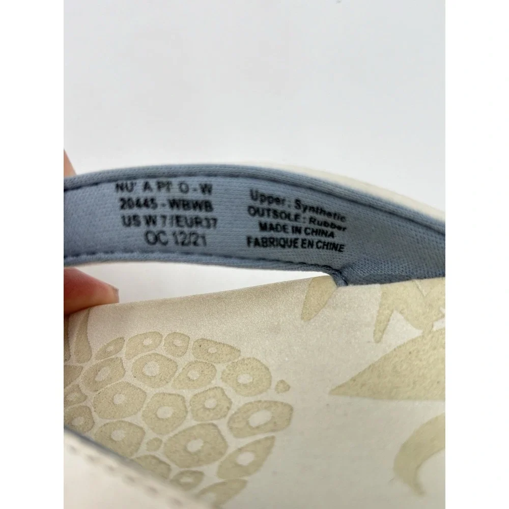 Olukai Womens 7 White Flip Flop Sandals Pineapple Print Comfort Beach Shoes